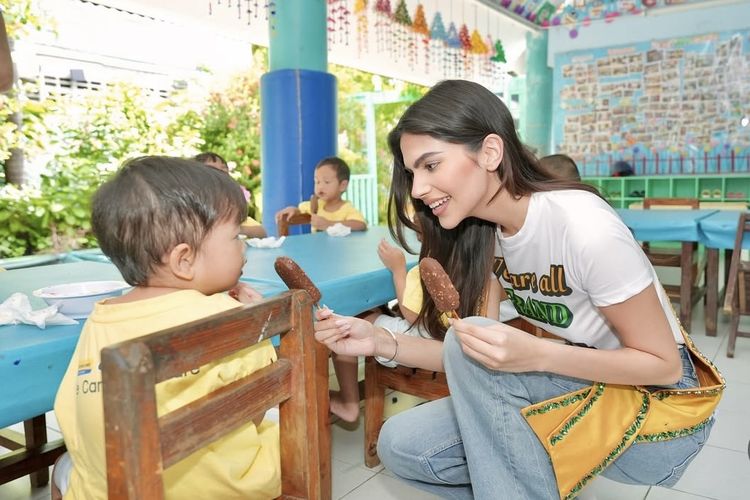 Gaya modis dan kasual Rachel Gupta, Miss Grand International 2024 yang mengundurkan diri. 