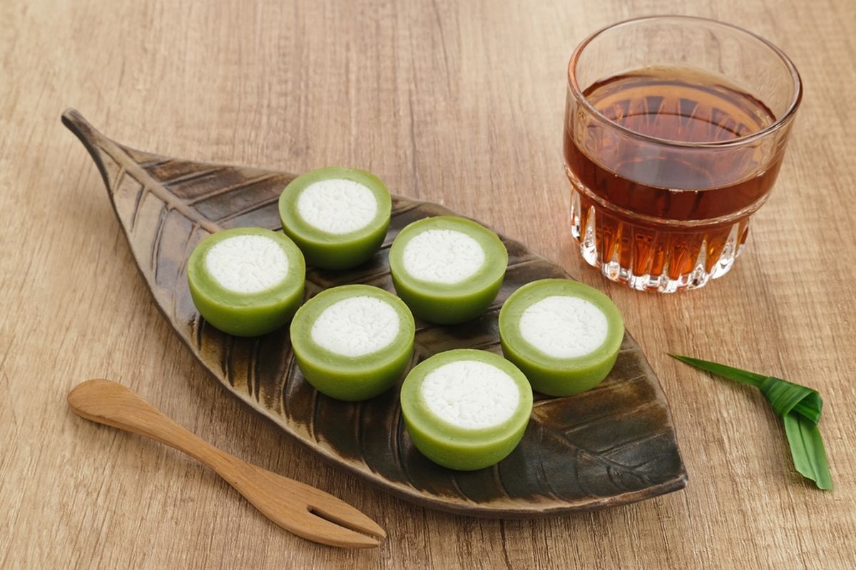 Kue talam hijau terbuat dari tepung beras, santan, dan gula. 