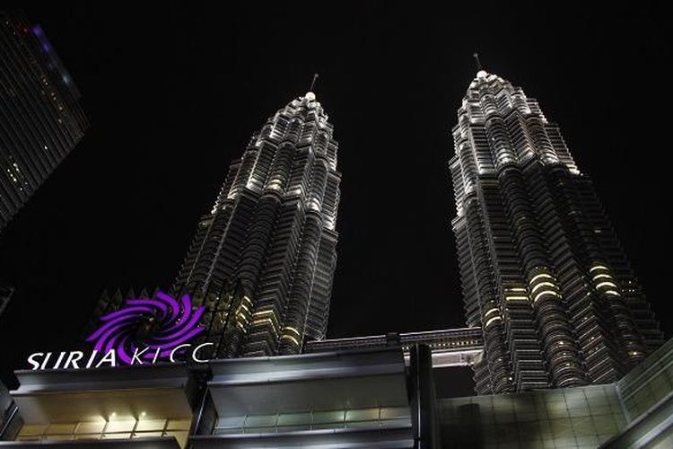 Potret Menara Petronas diambil dari depan Suria Kuala Lumpur City Centre, Kamis, (13/8/2015).