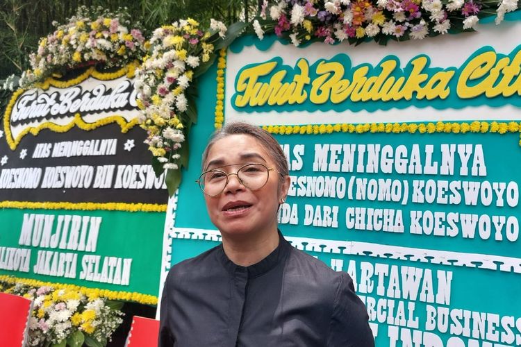 Ruth Sahanaya saat datang melayat ke rumah duka yang terletak di kawasan Lebak Bulus, Jakarta Selatan, Kamis (16/3/2023). 