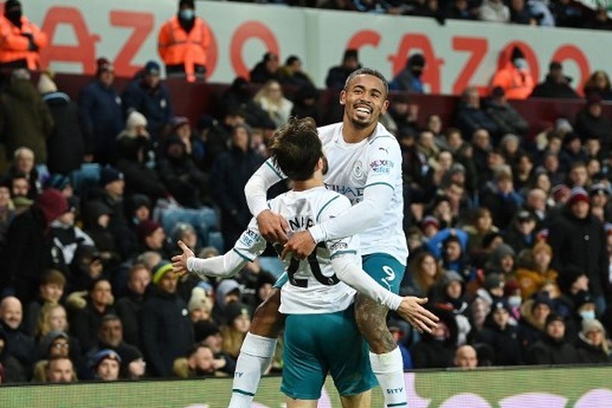 Dua pemain andalan Manchester City, Gabriel Jesus (kanan) dan Bernardo Silva (kiri), merayakan gol mereka ke gawang Aston Villa, Kamis (2/12/2021) dini hari WIB di Villa Park.