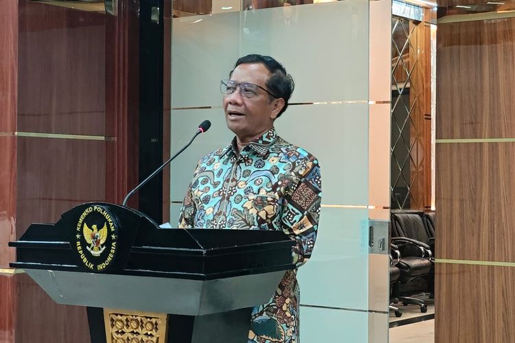 Menteri Koordinator Bidang Politik, Hukum dan Keamanan (Menko Polhukam) Mahfud MD dalam konferensi pers di Kantor Kemenkopolhukam, Jakarta, Senin (4/12/2023).