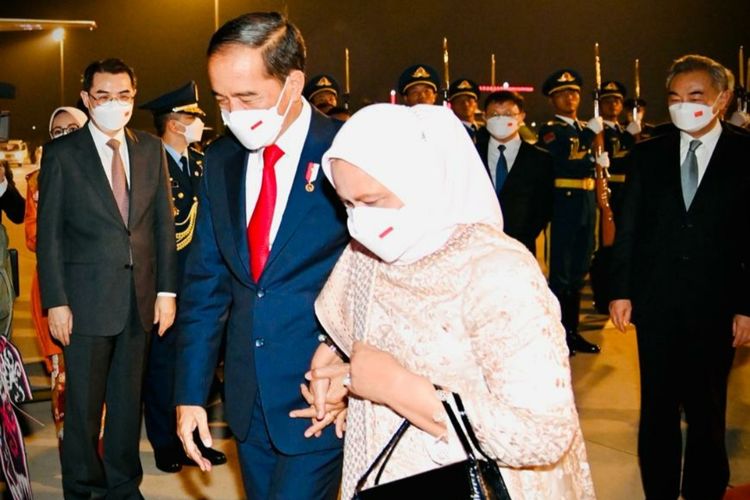 Presiden Joko Widodo dan Ibu Iriana saat akan bertolak dari Bandar Udara Beijing Capital International Airport, China menuju Bandara Haneda, Tokyo pada Selasa (26/7/2022).