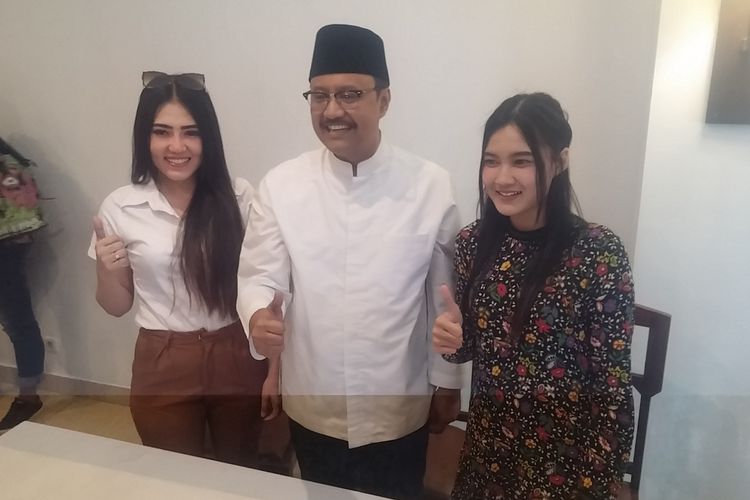 Via Vallen (kiri) dan Nella Karisma (kanan) bersama Gus Ipul.