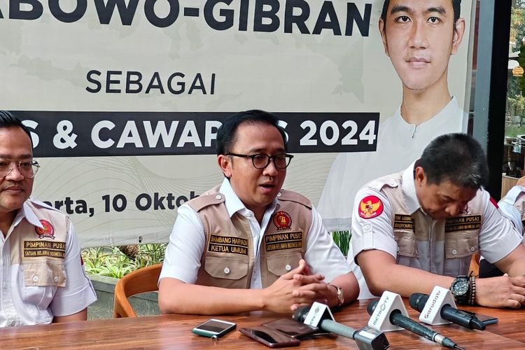 Ketua Umum Satuan Relawan Indonesia Raya (Satria) Bambang Haryadi dalam konferensi pers deklarasi pasangan Prabowo-Gibran di Senayan, Jakarta, Selasa (10/10/2023).
