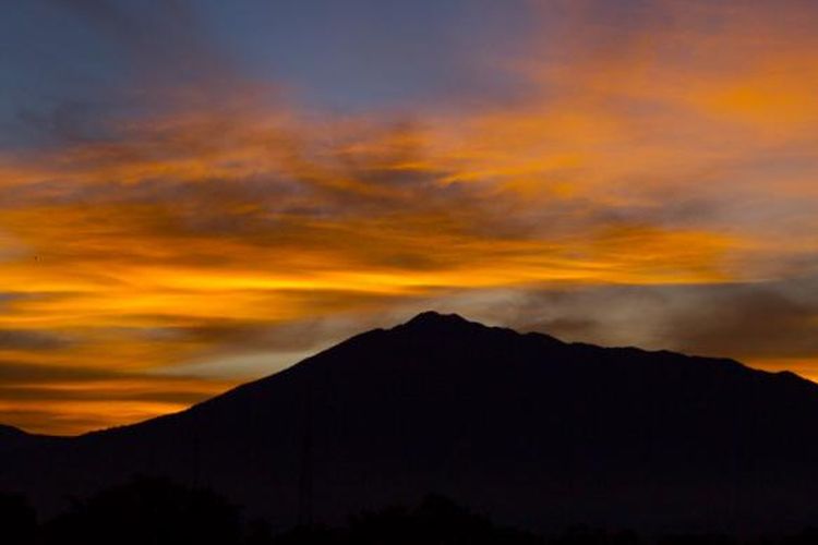 Gunung Gede Pangrango, Jawa Barat pada pagi hari dilihat dari Caringin, Kabupaten Bogor, 30 November 2013.