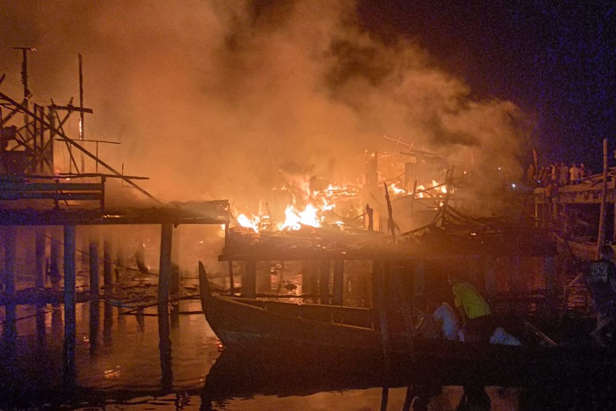 Sejumlah rumah warga terbakar di Kelurahan Bagan Deli, Kecamatan Medan Belawan pada Sabtu (7/12/2024) dini hari.