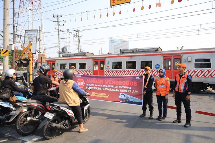 KAI Daop 6 Gandeng Satlantas Solo, Edukasi Pengendara agar Aman Melintasi Perlintasan Kereta Api