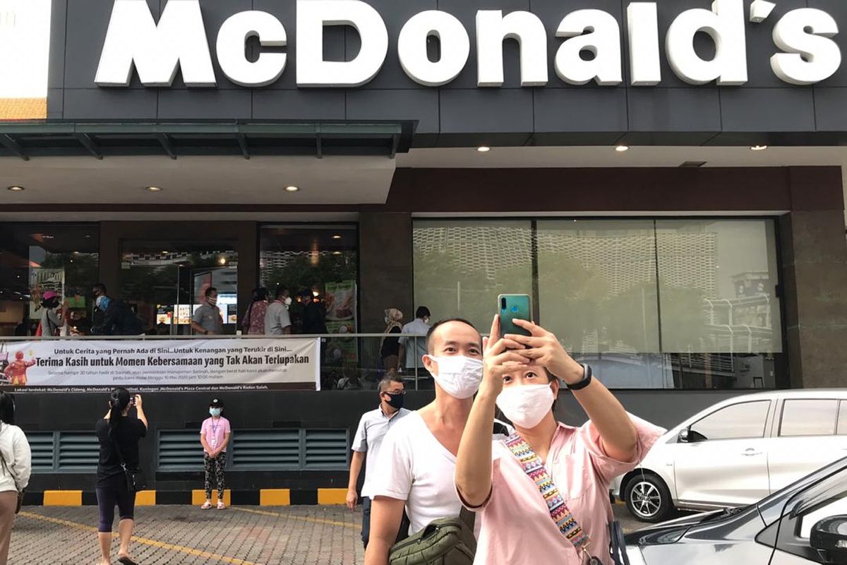 Sejumlah masyarakat mengunjungi McDonalds Sarinah Jakarta jelang penutupan layanan pada Minggu (10/5/2020) pukul 22.05 WIB.