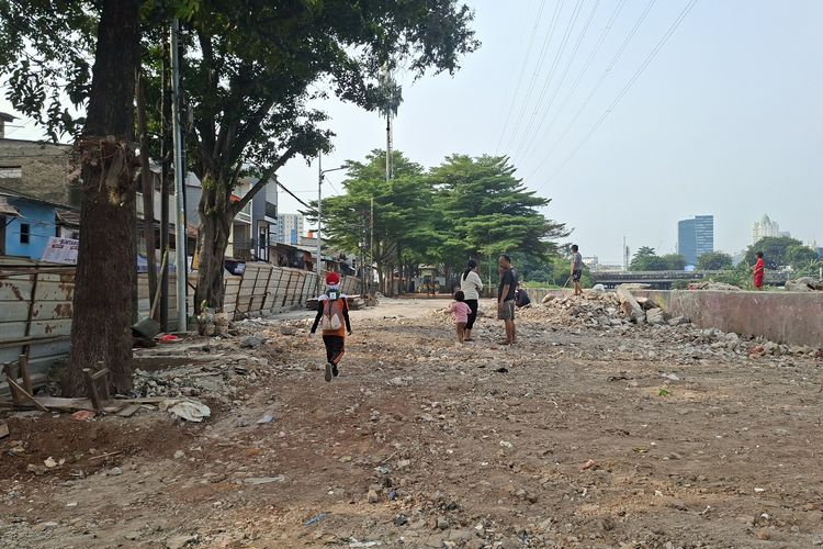 Warga Jati Pinggir Harap Lahan Bekas Penertiban Bangunan Liar Dibuat Lapangan dan RPTRA