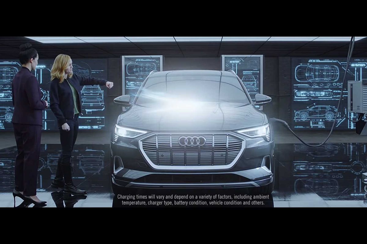 Captain Marvel bersama Audi E-Tron