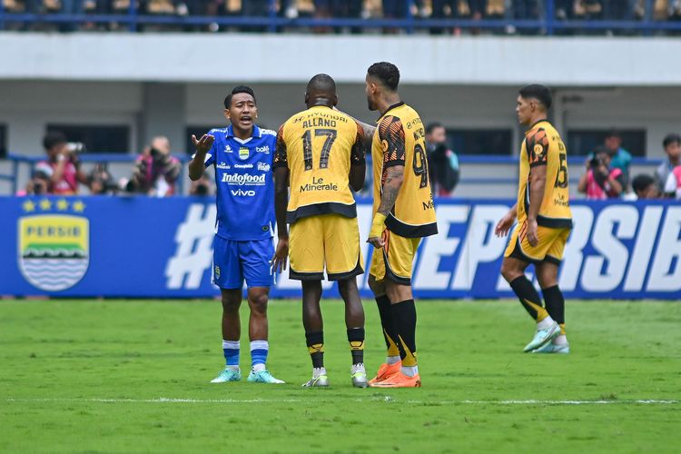 Perseturuan antara pencetak gol Persib Bandung Beckham Putra ke gawang Persija Jakarta, dengan Alano Brendon dan Maxwell Souza pada laga yang berlangsung Minggu (11/1/2026) di Stadion Gelora Bandung Lautan Api (GBLA). 