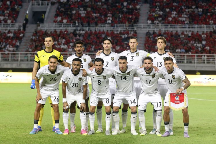 Pemain timnas Indonesia foto bersama sebelum laga FIFA Matchday melawan Lebanon yang berakhir dengan skor 0-0 di Stadion Gelora Bung Tomo Surabaya, Jawa Timur, Senin (8/9/2025) malam.