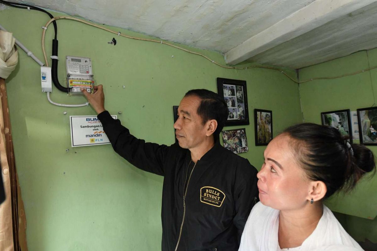 Presiden RI Joko Widodo mengisikan token dan menyalakan listrik di salah satu rumah warga di Bantarjati, Bogor, Jawa Barat, Minggu (2/1/2018). Penyerahan ini merupakan bagian dari pemberian 60.000 sertifikat listrik gratis bagi warga di Jawa Barat.