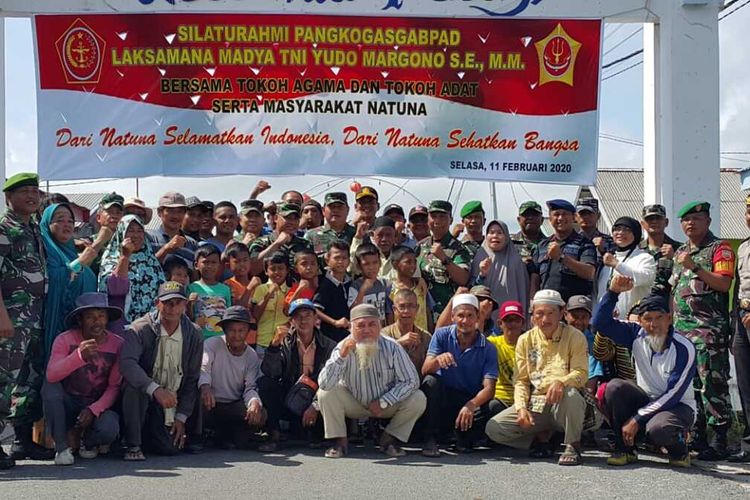 Masyarakat Desa Kota Tua Penagih Ranai Kabupaten Natuna, Kepulauan Riau (Kepri) saat ini dipastikan tidak lagi cemas dengan proses observasi dan karantina yang dilakukan di Hanggar Lanud  Raden Sadjad Ranai ini. Hal ini dibuktikan dengan ramainya masyarakat memadati pelantar Kota Tua Penagih untuk memeriahkan kegiatan bhakti sosial yang dilakukan Kemenkes dan TNI yang diakhiri dengan makan bersama.