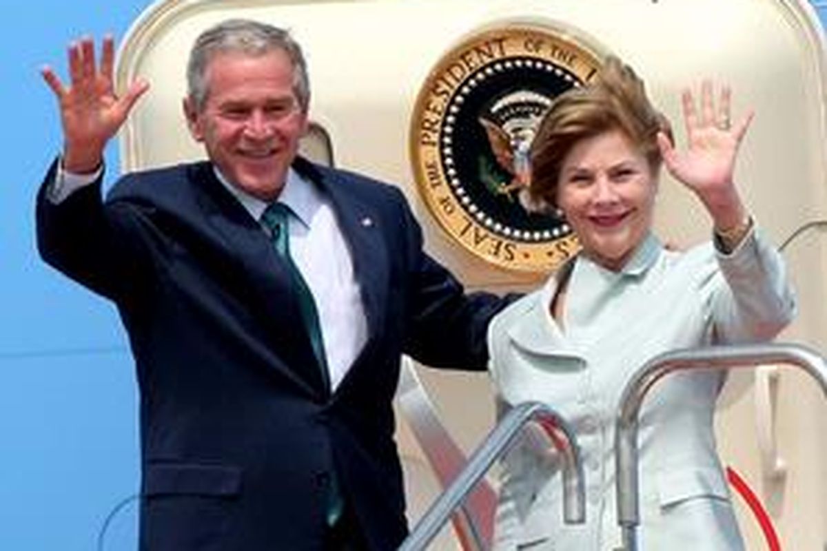 Presiden AS George W Bush dan istrinya Laura melambaikan tangan begitu keluar dari Air Force One saat mendarat di Bandara Chitose Hokkaido Jepang, Minggu (6/7).