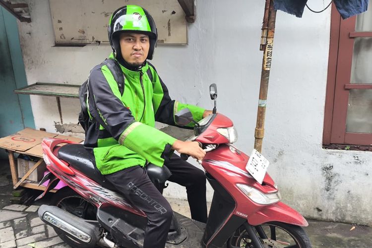 Kisah Fakhrul, Guru Honorer di 2 Sekolah Sekaligus Jadi Pengemudi Ojek Online di Surabaya