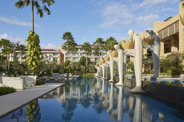 10 Hotel di Indonesia dengan Kolam Renang Terbaik, Ada yang di Tengah Hutan Bali