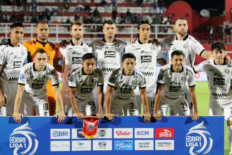 Pemain Persija Jakarta foto bersama sebelum kick off Liga 1 2024-2025.
