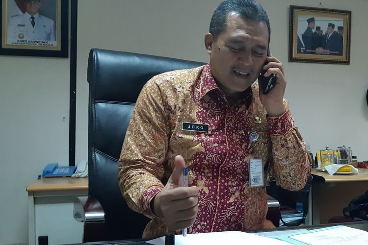 Kepala Unit Pelayanan Pajak Kendaraan Bermotor (PKB) dan Bea Balik Nama Kendaraan Bermotor (BBNKB) Jakarta Barat Joko Pujiyanto di kantor Samsat Jakarta Barat, Kamis (21/11/2019)