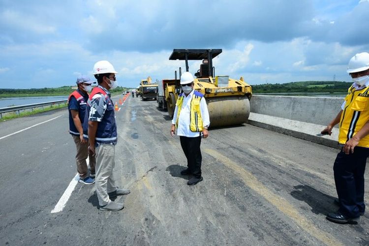 Menteri PUPR Basuki Hadimuljono saat meninjau Jalan Tol Trans Sumatera, khususnya Tol Terpeka dan Tol Kapalbetung, Jumat (21/01/2022).