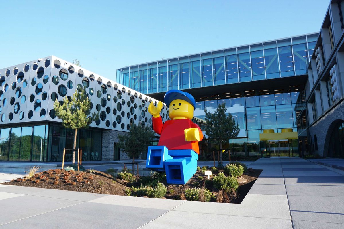 Pelataran depan Lego Campus, Billund, Denmark, ditandai dengan keberadaan mini figure raksasa. Pintu masuk utama berada beberapa puluh meter di belakang patung ini, dengan atap kuning yang dibangun menyerupai balok Lego.