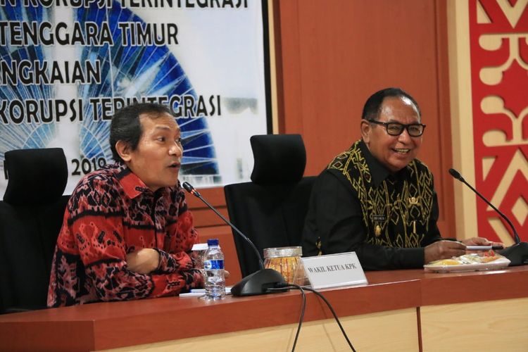 Wakil Ketua Komisi Pemberantasan Korupsi (KPK), Saut Situmorang (kiri) saat bersama Wakil Gubernur NTT Josef Nae Soi di Kupang, Kamis (21/3/2019)