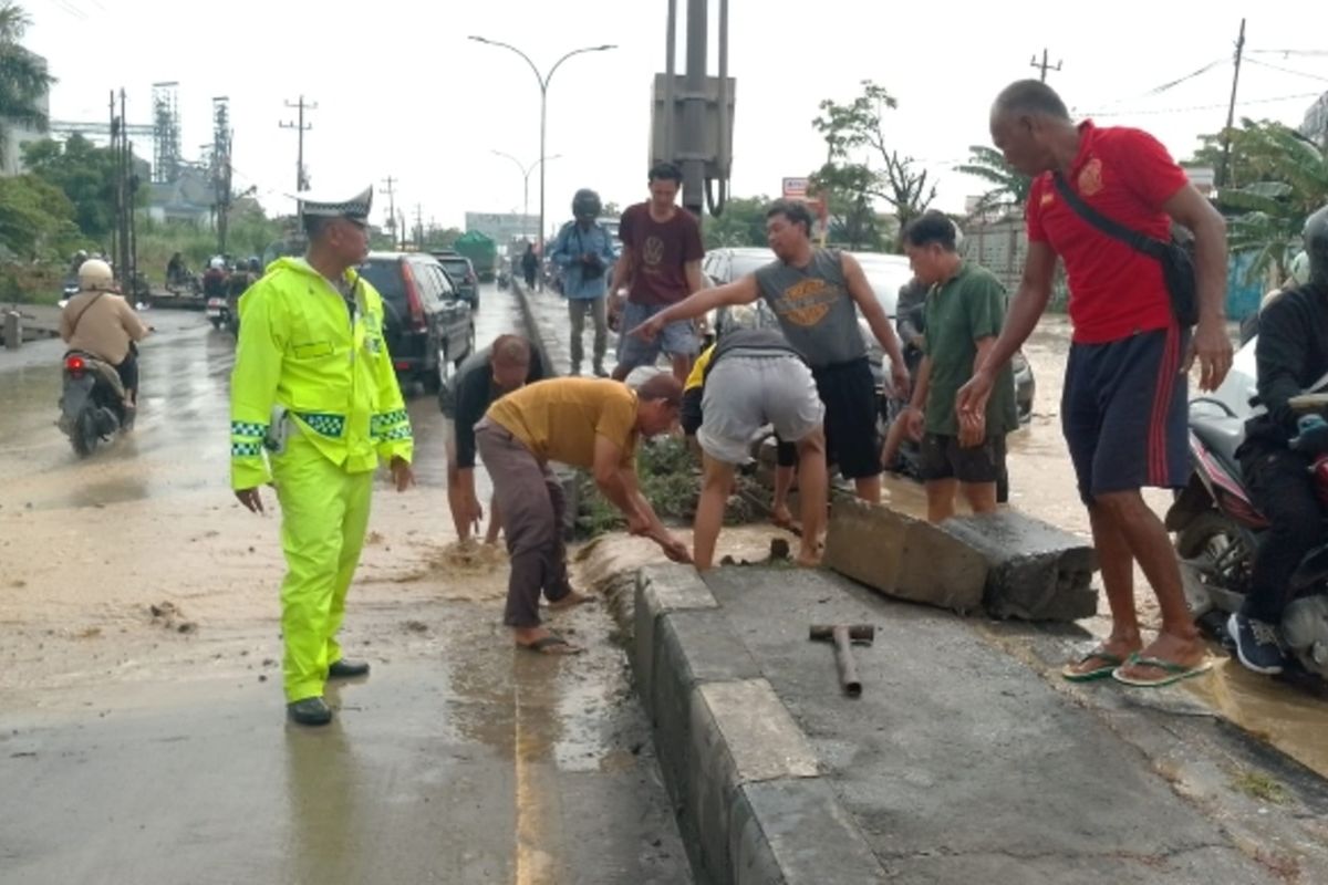 Luapan Sungai Babon di Jalan Pantura Semarang-Demak Belum Surut, Median  Jalan Dibongkar