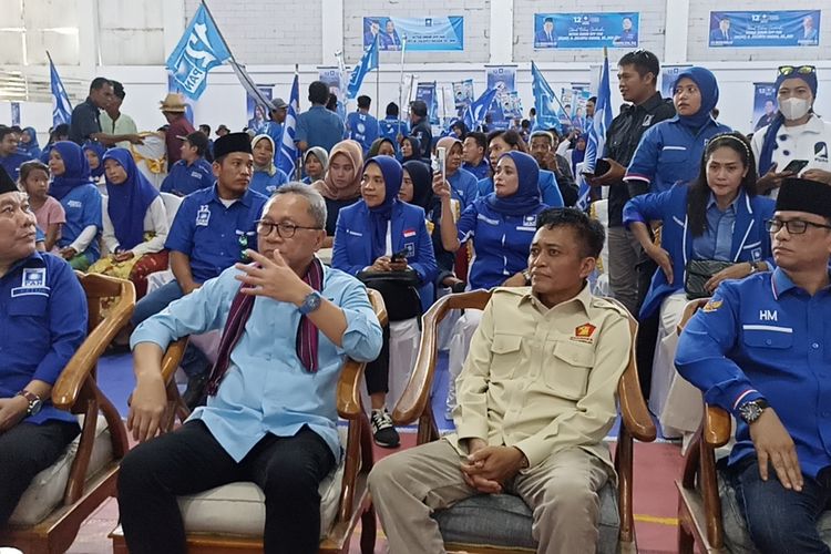 Ketua Umum Parati Amanat Nasional (PAN) Zulkifli Hasan bertemu para kader partai saat konsulidasi dan sinergi PAN untuk pemenangan pemilihan presiden (Pilpres) dan Pemilihan Kegiatan (Pileg) di Lombok Tengah, Nusa Tenggara Barat (NTB), Minggu (10/12/2023).