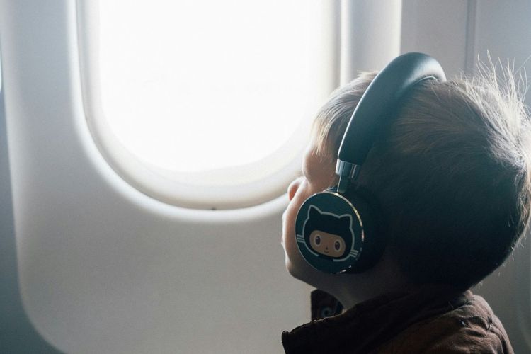 United Airlines Perketat Aturan, Penumpang Tanpa Headphone Bisa Diusir