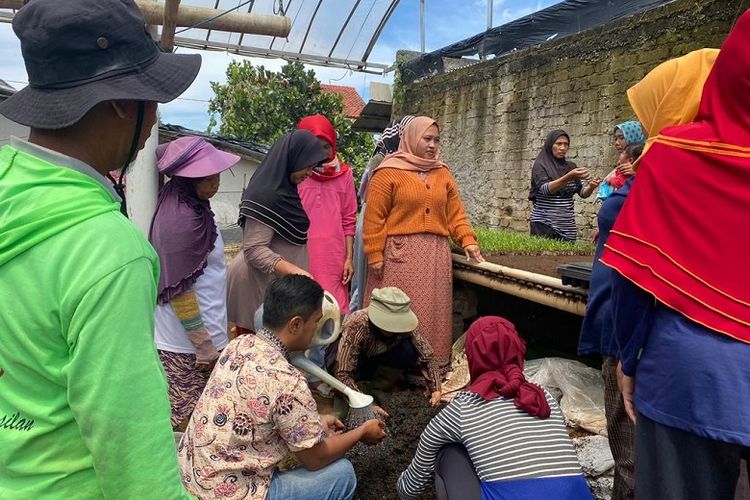 PT Permodalan Nasional Madani (PNM) melatih warga di Desa Cibodas, Bandung untuk mampu mengolah kotoran ternak sapi menjadi produk pupuk kompos hingga bahan bakar untuk memasak. 