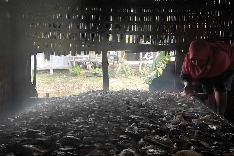 Warga Desa Cabean, Demak saat memproduksi limbah fillet ikan menjadi ikan panggang. (KOMPAS.COM/NUR ZAIDI)