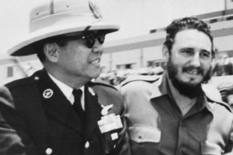 Pemimpin Kuba Fidel Castro menerima Presiden Indonesia Ir Sukarno di ibu kota Havana.
