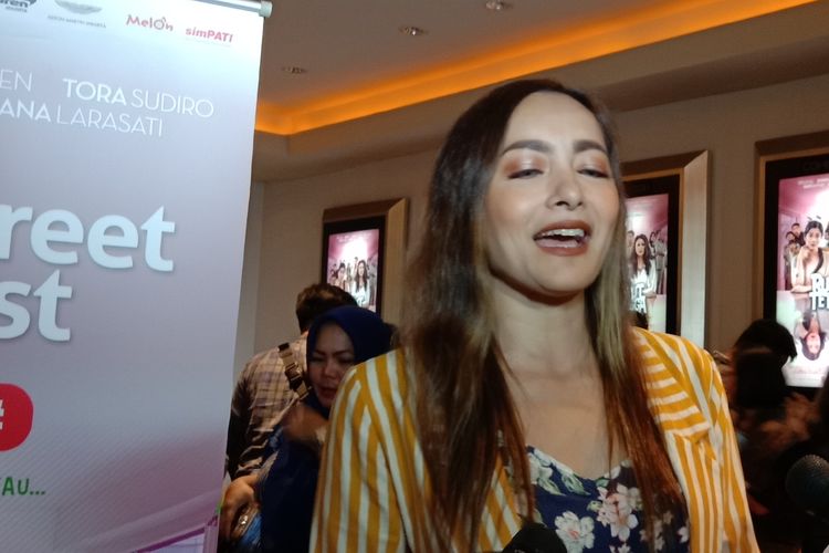 Dewi Rezer menghadiri screening film Rumput Tetangga di XXI Plaza Indonesia, Thamrin, Jakarta Selatan, Senin (8/4/2019).