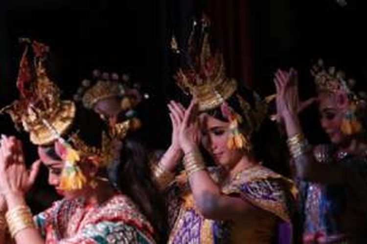 Siswa Thailand menari tarian tradisional “Khon” di Bangkok