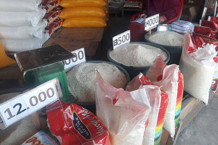 Harga beras di Pasar Andi Tadda Kota Palopo, Sulawesi Selatan selama sepekan terakhir mengalami kenaikan harga hingga Rp 3.000 per kilogram, Rabu (8/3/2023)
