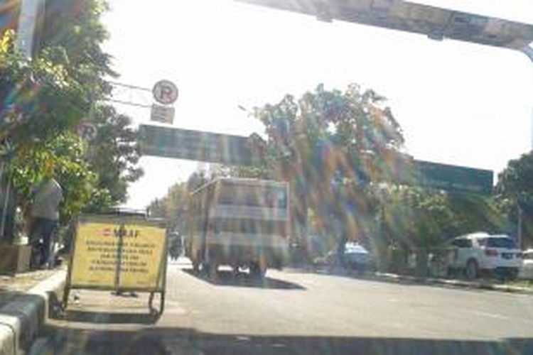 Gerbang jalan berbayar atau electronic road pricing (ERP) di Jalan Jenderal Sudirman, Jakarta Pusat. Uji coba penggunaannya dilakukan pada Selasa (15/7/2014).
