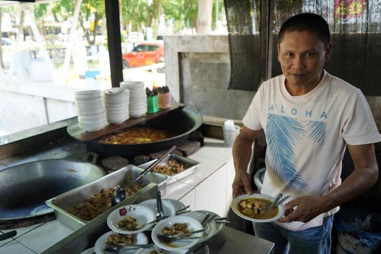 Tarmizi, 44 tahun, pemilik rumah makan Dek Gam 2 yang terletak di Aceh Besar.