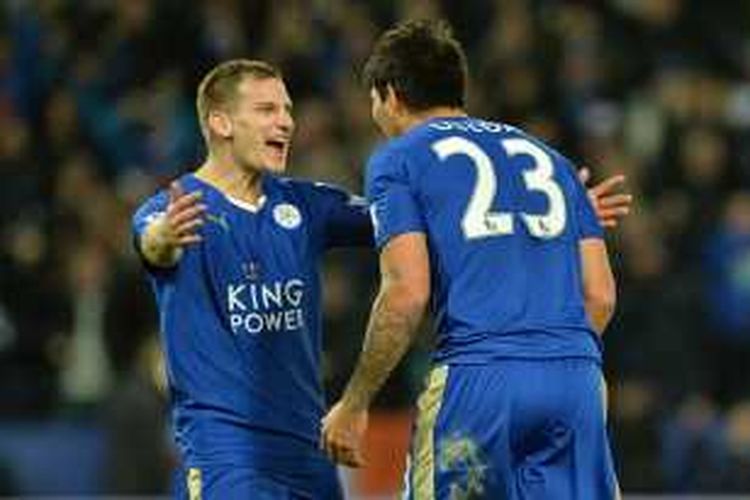 Marc Albrighton dan Leonardo Ulloa merayakan gol ke-3 Leicester ke gawang Stoke, Sabtu (23/1/2016).