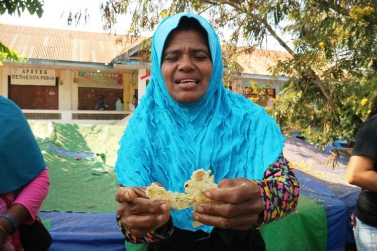 Penjual jagung titie di Pasar Baru Larantuka, sebagai salah satu makanan khas dari Larantuka, Flores, NTT, Jumat (12/10/2018).