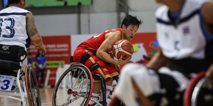 Pebasket kursi roda Indonesia, Donald Putra Santoso beraksi saat final melawan Thailand pada test event Para Games Invitational Tournament di Kawasan Gelora Bung Karno, Senayan, Jakarta Pusat, Senin (2/7/2018). Tim bola basket kursi roda Thailand menang dengan skor 58-35.