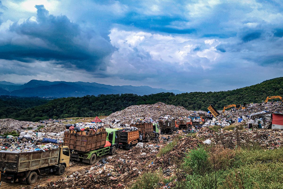 Antrean truk sampah di TPA Sarimukti, Bandung Barat, Jawa Barat, Rabu (18/1/2023).