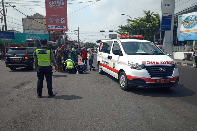 Relawan dan polisi mengevakuasi kendaraan dan pasangan lanjut usia yang tewas dalam kecelakaan di Jalan Daendels, Kalurahan Nomporejo, Kapanewon Galur, Kabupaten Kulon Progo, Daerah Istimewa Yogyakarta.