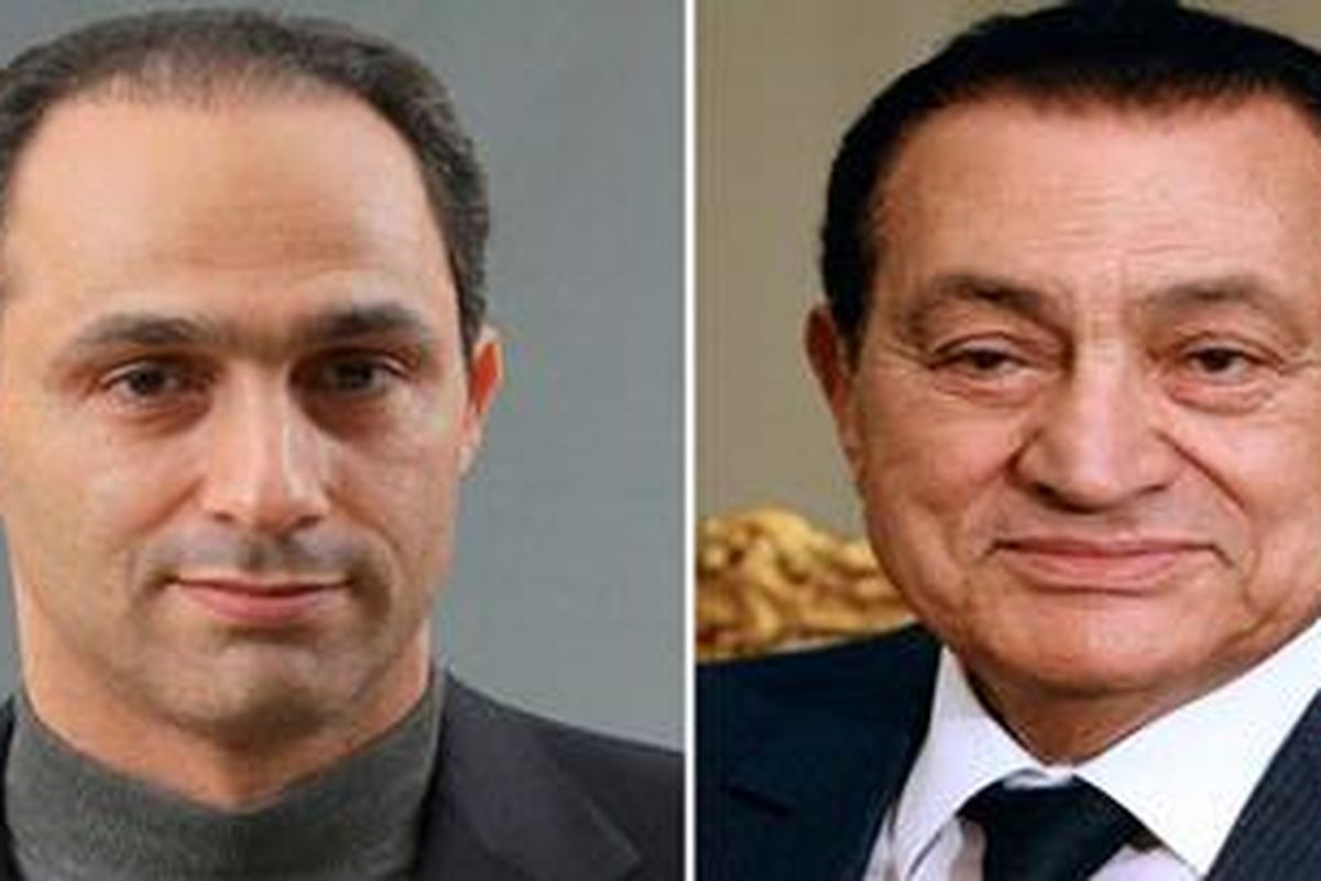 Gamal Mubarak (kiri) dan ayahnya, Hosni Mubarak (kanan)