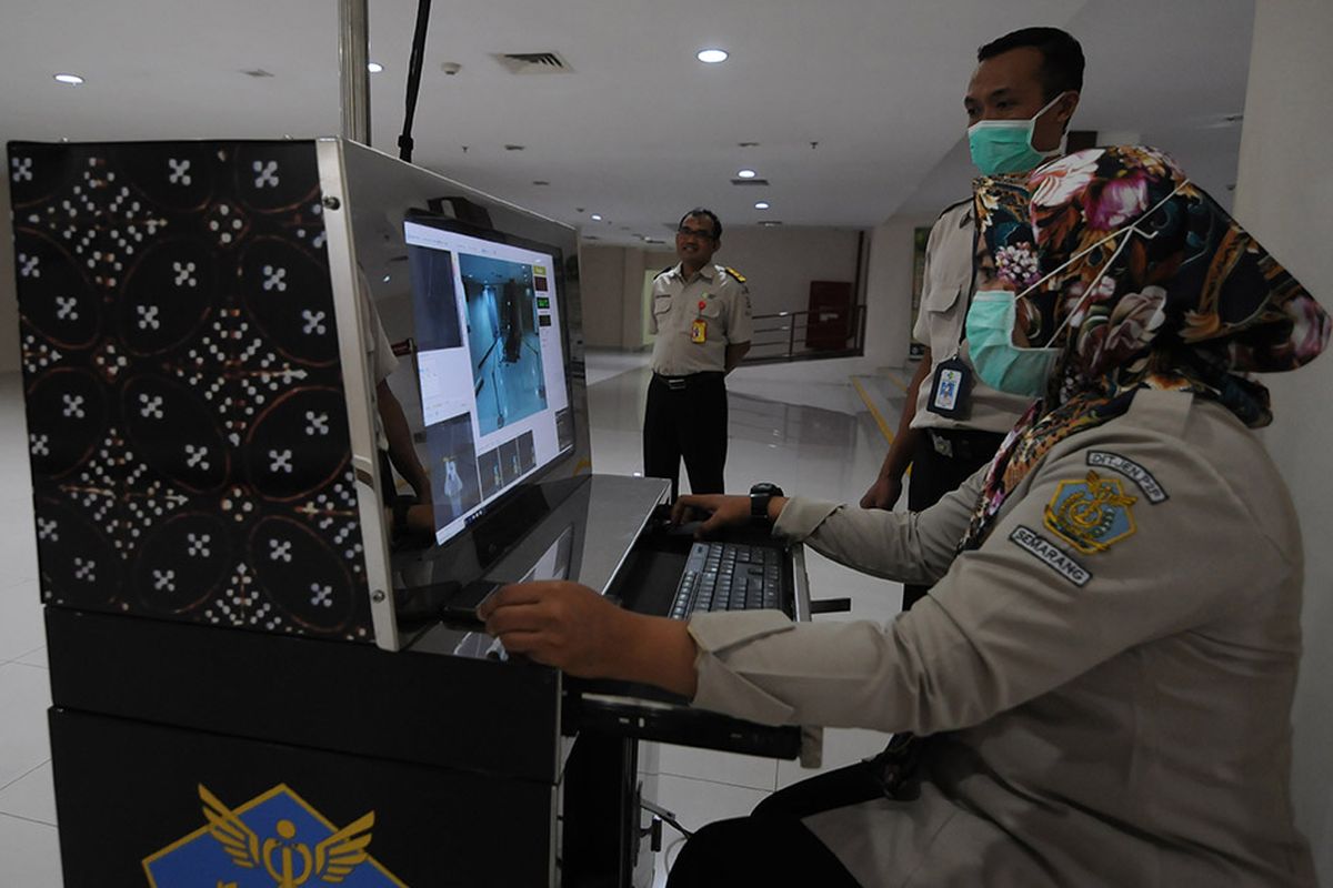 Petugas Kantor Kesehatan Pelabuhan (KKP) mengoperasikan alat deteksi suhu tubuh atau thermoscan di Bandara Adi Soemarmo, Boyolali, Jawa Tengah, Rabu (22/1/2020).  Alat tersebut digunakan untuk mendeteksi suhu tubuh penumpang pesawat internasional untuk mengantisipasi penyebaran Virus Corona yang berasal dari Wuhan, China.