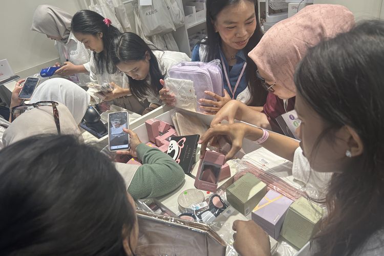 Suasana booth di bazaar kecantikan Jakarta X Beauty saat sedang waktu Flash Sale, Jumat (6/12/2024). 