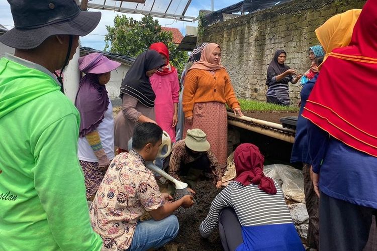 PT Permodalan Nasional Madani (PNM) melatih warga di Desa Cibodas, Bandung untuk mampu mengolah kotoran ternak sapi menjadi produk pupuk kompos hingga bahan bakar untuk memasak. 