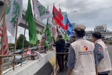 Bahayakan Pengendara, Bendera Parpol di “Flyover” Kuningan Dicopot