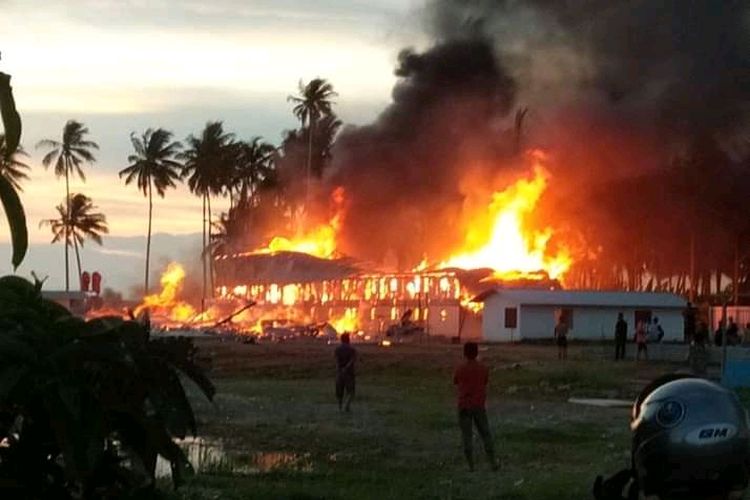 Dua bangunan tempat tinggal pekerja proyek Pelabuhan Internasional Kijing di Kecamatan Sungai Kunyit, Mempawah, Kalimantan Barat, terbakar, Jumat (10/5/2019)