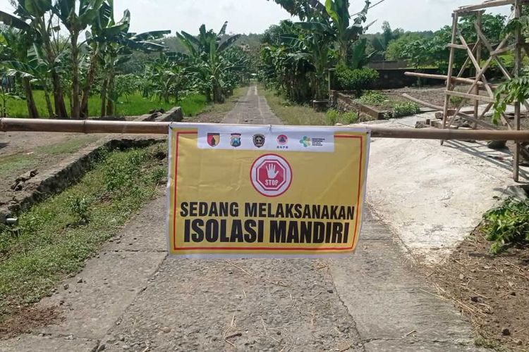 TUTUP?Akses pintu masuk Dukuh Bulurejo, Desa Bantengan, Kecamatan Wungu, Kabupaten Madiun ditutup setelah 66 warga di wilayah itu positif tes antigen.